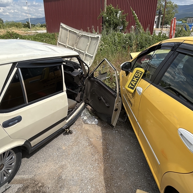 Bolu'da ticari taksi ile otomobil çarpıştı: 5 yaralı