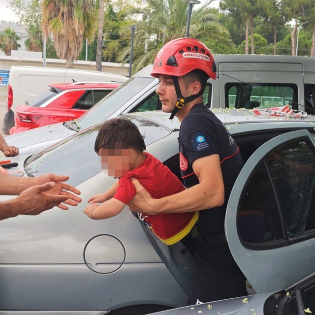 Antalya'da otomobilde kilitli kalan çocuğu itfaiye kurtardı
Baba bagaja eşy...