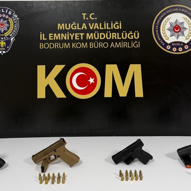 Ruhsatsız silahlarla kaçarken kıskıvrak yakalandılar