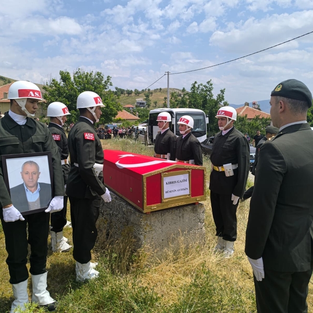 Vefat eden Kıbrıs gazisi son yolculuğuna uğurlandı