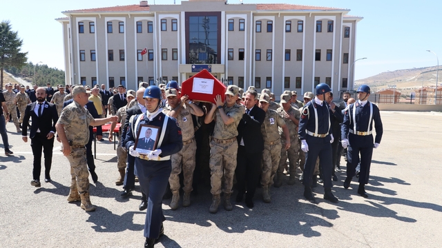 Kalp krizi geçirip hayatını kaybeden Uzman Çavuş Topaloğlu, son yolculuğuna uğurlandı