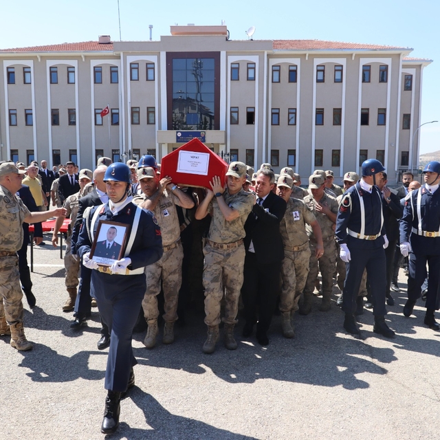 Kalp krizi geçirip hayatını kaybeden Uzman Çavuş Topaloğlu, son yolculuğuna...