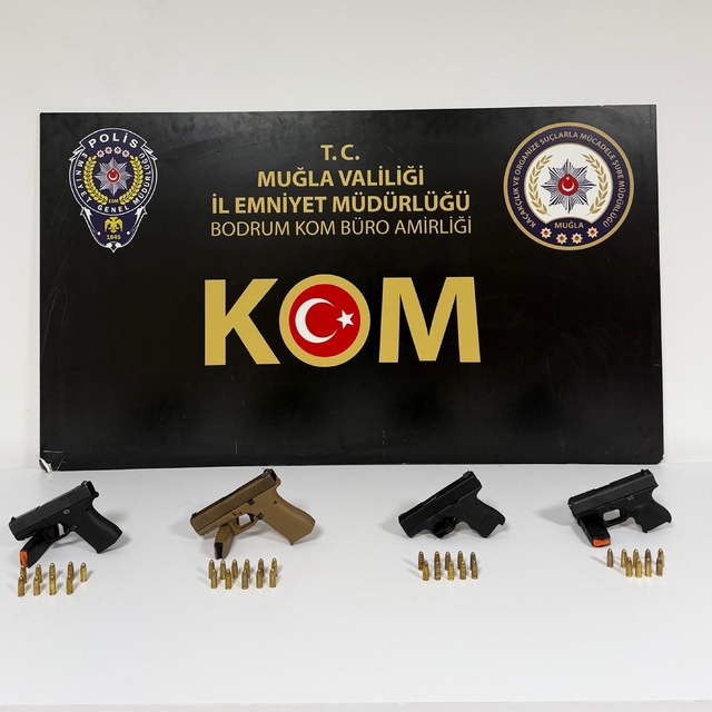 Polisten kaçan 4 şüpheli, ruhsatsız tabancalarla yakalandı