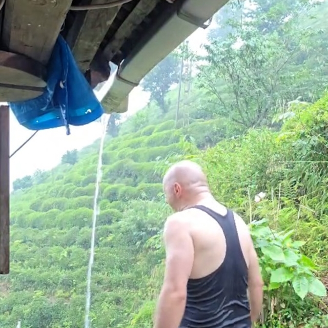 Rize'de vatandaş sağanak altında duş alarak serinledi