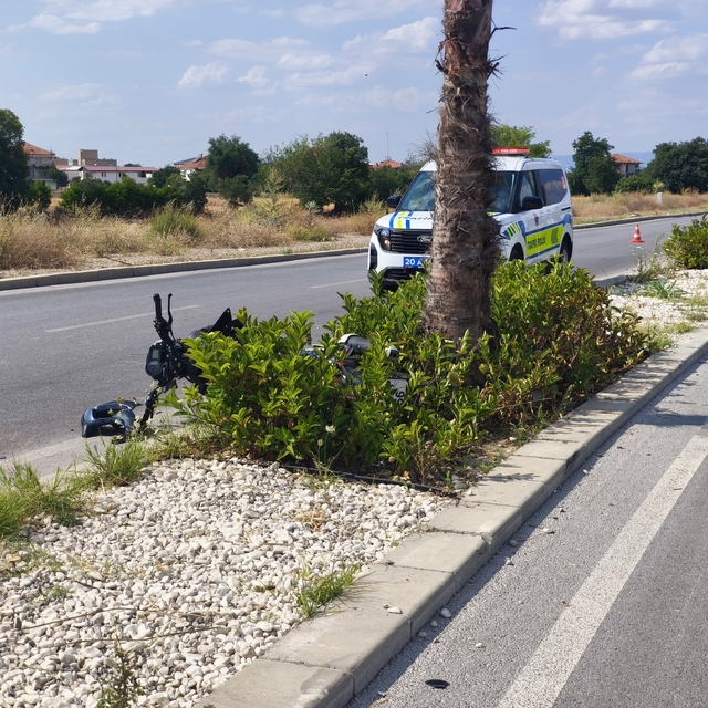 Denizli'de ağaca çarpan motosikletin sürücüsü ağır yaralandı