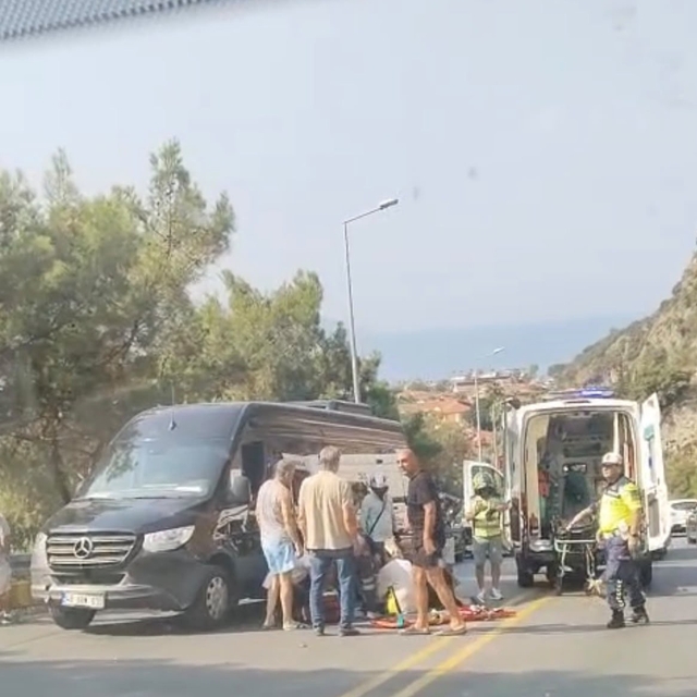 Ağabeyinin kullandığı araçtan kazada yola savrulan genç hayatını kaybetti