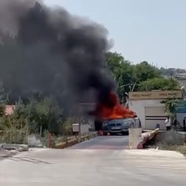 Diyarbakır'da seyir halindeki araç alev aldı