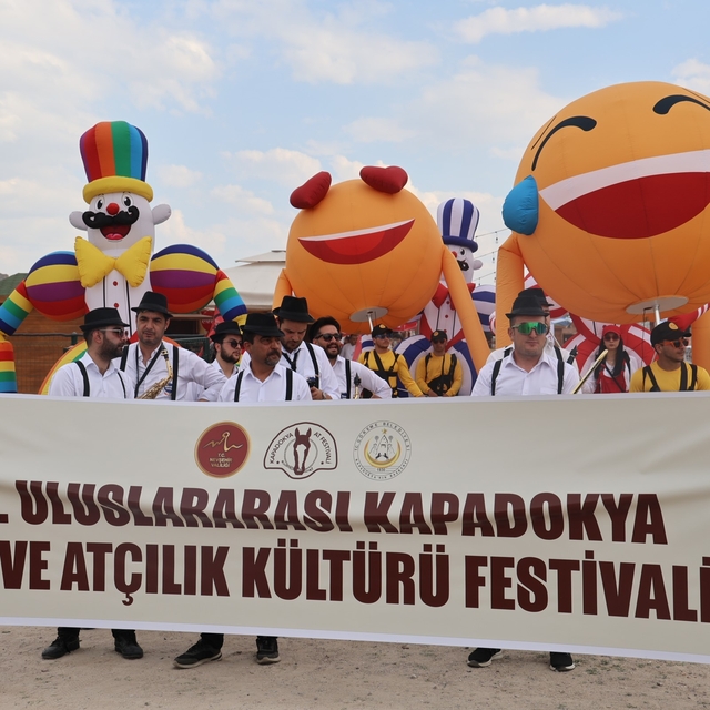 Kapadokya'da güzellikleriyle büyüleyen atlar podyuma çıktı