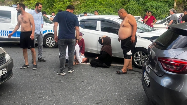 Yolun karşısına geçerken otomobilin çarptığı baba ve oğlu ağır yaralandı