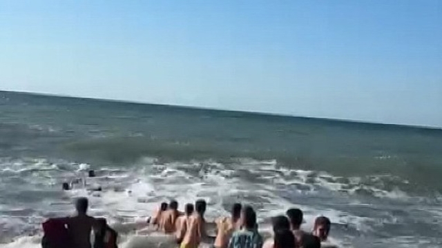 İnsan zinciri oluşturup, boğulma tehlikesi geçiren 2 kişiyi kurtardılar