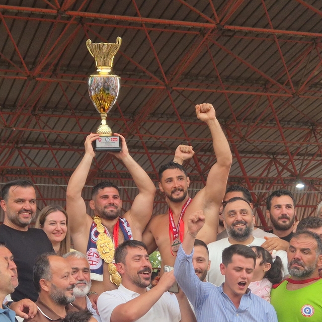 Başpehlivan Erkan Taş, altın kemerini taktı