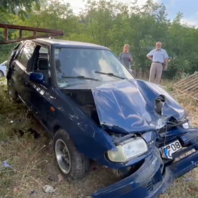 Kaza yapan sürücü aracını bırakıp uyumaya gitti