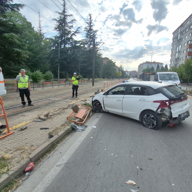 Eskişehir'de trafik kazası: Anne ve 4 yaşındaki kızı yaralandı
Çarpışmanın...