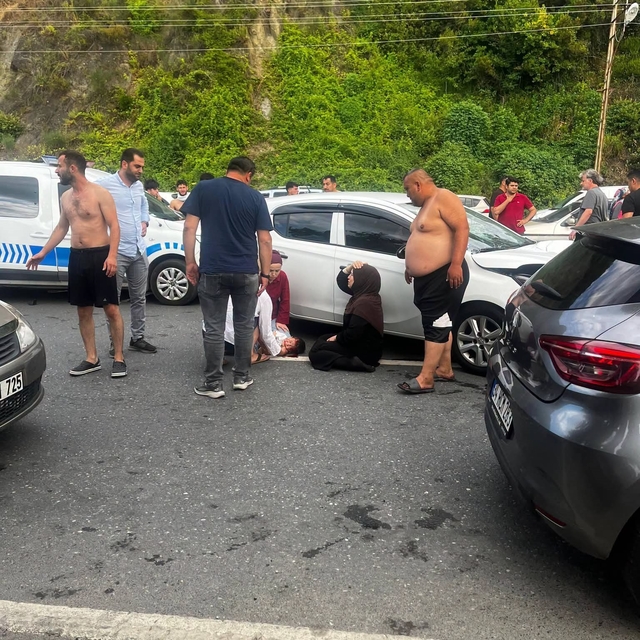 Yolun karşısına geçerken otomobilin çarptığı baba ve oğlu ağır yaralandı