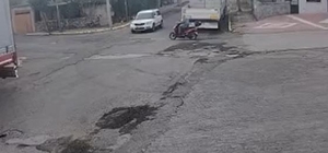 Motosiklet ile otomobilin çarpıştığı kaza kamerada: 1 yaralı