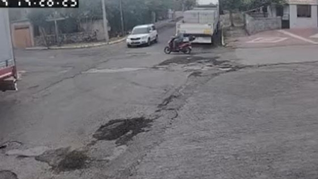 Motosiklet ile otomobilin çarpıştığı kaza kamerada: 1 yaralı