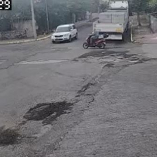 Motosiklet ile otomobilin çarpıştığı kaza kamerada: 1 yaralı
