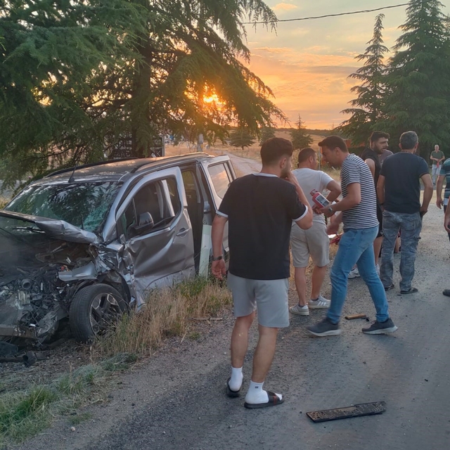 Eskişehir'de hafif ticari araç ile traktör çarpıştı: 2 yaralı
Kazada yarala...