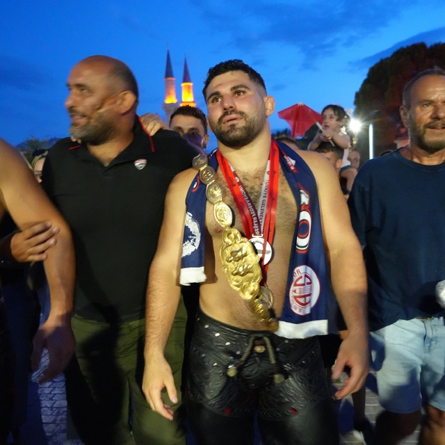 Başpehlivan Erkan Taş, Edirne'de hamam geleneğini sürdürdü