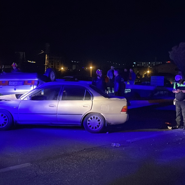 Sivas'ta iki otomobil çarpıştı: 2'si çocuk 5 yaralı