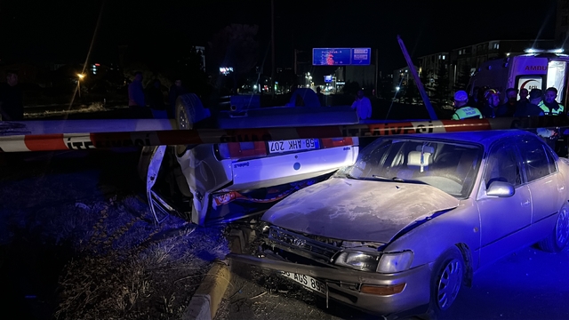 Sivas'ta iki otomobil çarpıştı: 5 yaralı
