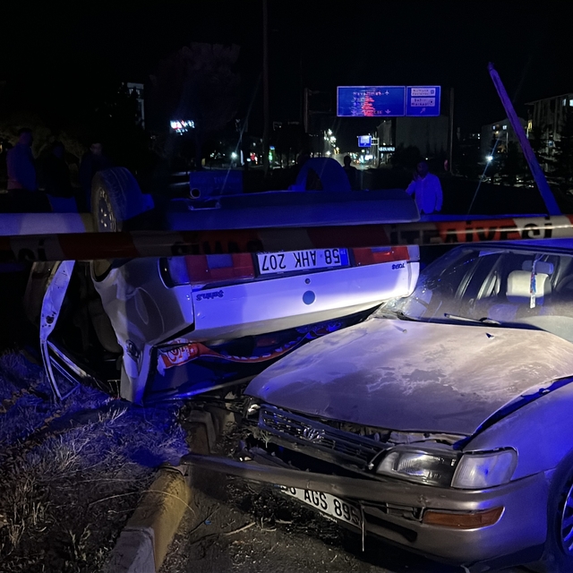 Sivas'ta iki otomobil çarpıştı: 5 yaralı
