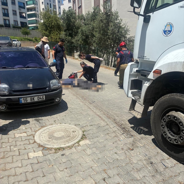 Çöp kamyonunun çarptığı yaşlı adam hayatını kaybetti