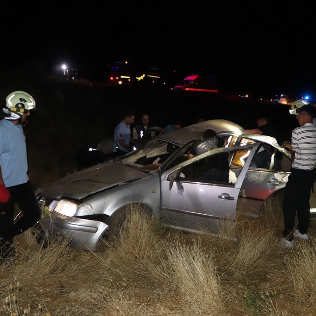 Otomobil takla atarak şarampole uçtu: 3 yaralı