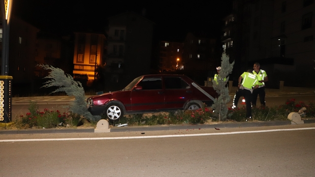 Karaman'da otomobil refüje çıktı: 1 yaralı
