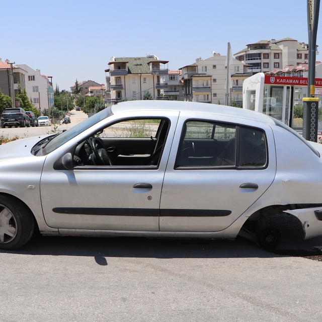 Karaman'da dubaya çarpan otomobilin tekeri ile egzozu koptu: Kaza anı kamer...