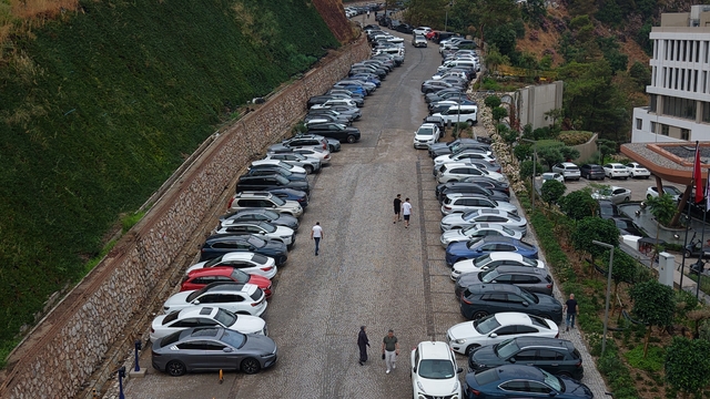 (BEKLEYECEK PAZARTESİ) Marmaris'te dikkat çeken tablo: Otellerde doluluk sorunu yaşanırken bu tesisin kapısında araç kuyruğu oluştu