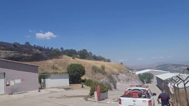 Balıkesir büyük bir faciadan döndü
Arazi yangını, mermi ve dinamit gibi patlayıcı madde üreten firmaya metreler kala söndürüldü
Balıkesir itfaiyesi ve orman ekipleri arazi yangınını dinamit üretilen mühimmat fabrikasına metreler kala yangını durdurdu