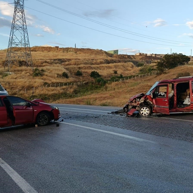 Bilecik'te iki otomobil kafa kafaya çarpıştı: 4 yaralı