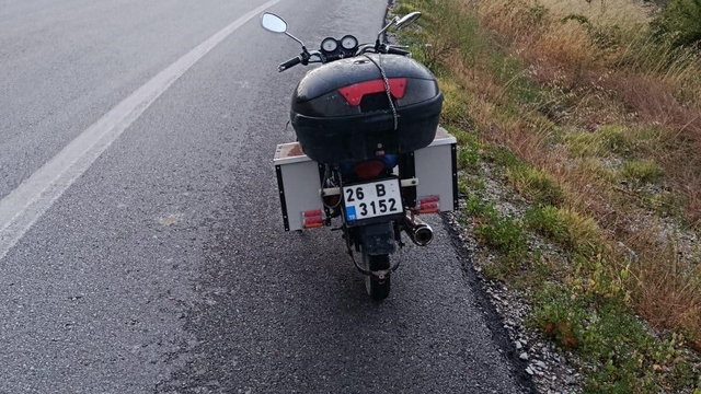 Direksiyon hâkimiyetini kaybeden motosiklet sürücüsü yoldan çıktı: 1 yaralı