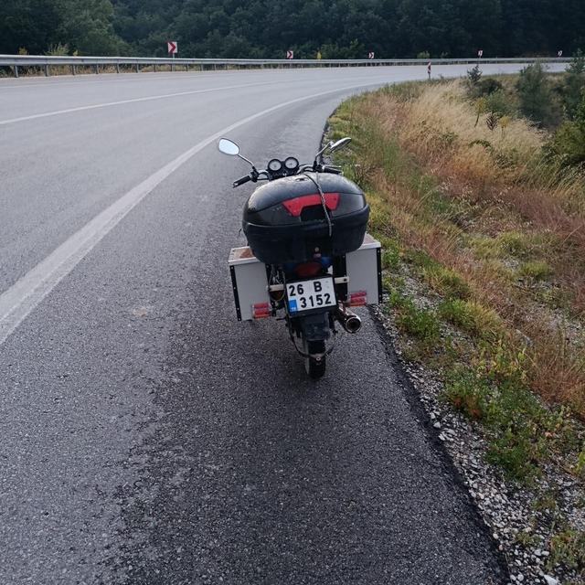 Direksiyon hâkimiyetini kaybeden motosiklet sürücüsü yoldan çıktı: 1 yaralı