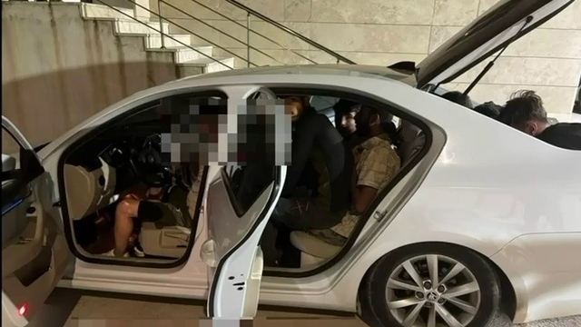 Bagajına 3 kişi bindirdiği otomobile 9 göçmen sığdıran insan tacirine 102 bin TL ceza