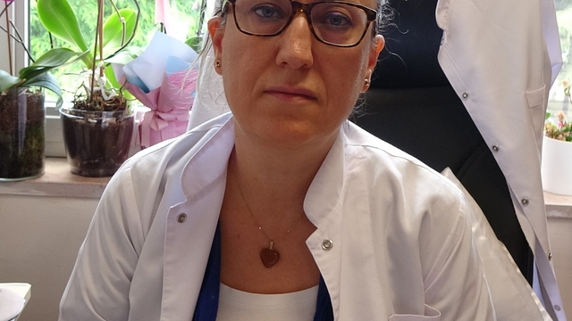 Uzmanlardan artan sıcaklarla birlikte besin zehirlenmesi uyarısı
Doç. Dr. Firdevs Aksoy:
"Yazın havaların sıcak olması nedeniyle besin ve su tüketimi biraz daha kontrolsüz olabiliyor"
"Besin zehirlenmesinin oluşma şekli; yenilen gıdaya, saklanma şartlarına ve tüketilme biçimine göre değişebiliyor"