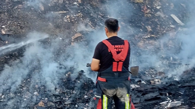 Balıkesir'de ot ve çöp yangını mahalleyi tehdit etti
