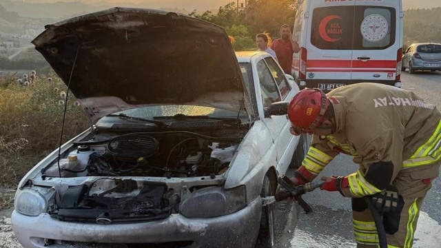 Antakya'da otomobilin motorundan alevler yükseldi