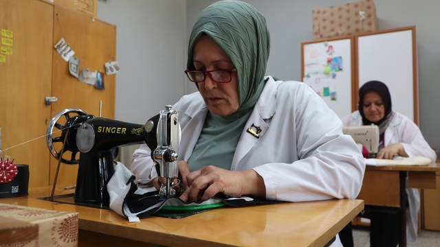 Asırlık gelenek geleceğe ilmek ilmek işleniyor
Atalardan kalan sanat modern dünyaya uyarlanıyor
Sivrihisar ve İnönü'nün asırlık mirası 'Kordon Tutturma' geleceğe taşınıyor
Sandıktan çıkan asırlık motifler cepken ve gözlük kutularını süslüyor