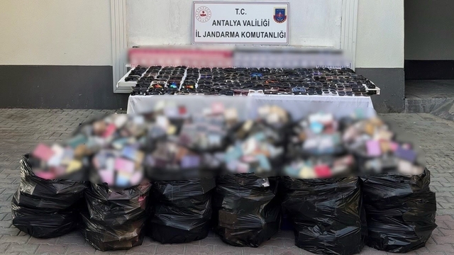 Antalya'da 5 milyon liraya yakın kaçak gözlük ve parfüm operasyonu