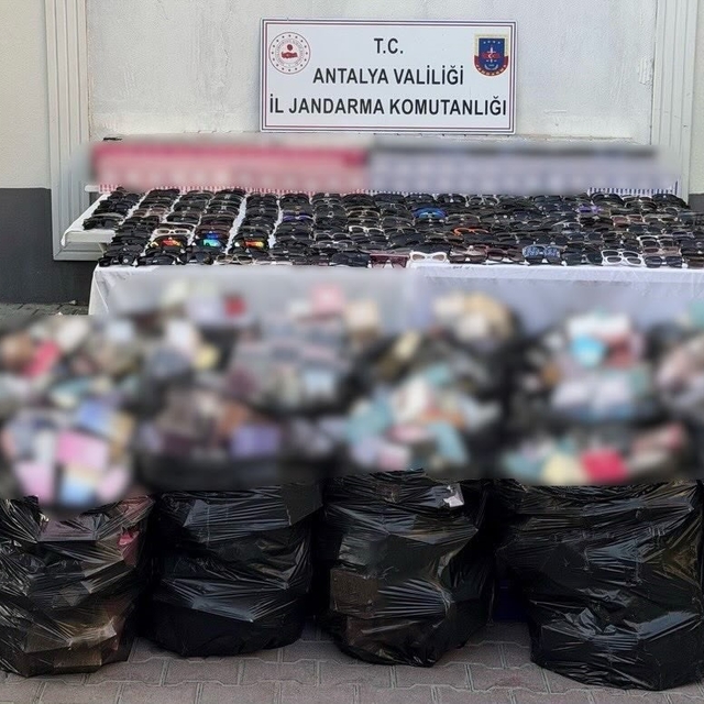 Antalya'da 5 milyon liraya yakın kaçak gözlük ve parfüm operasyonu