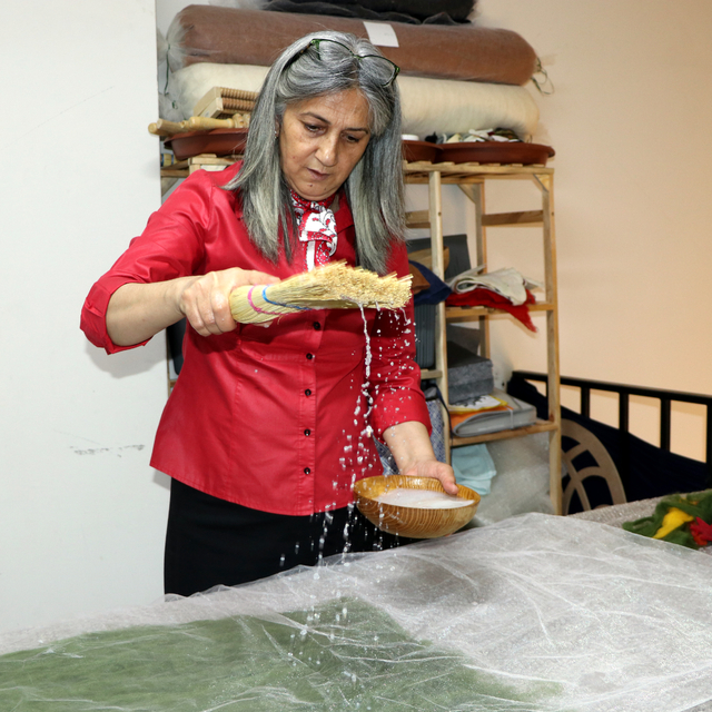 Keçe sanatını genç kuşaklara aktarıyor