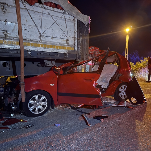 TIR'a arkadan çarpan otomobilin sürücüsü öldü