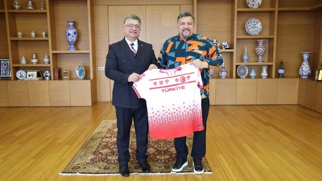DPÜ Öğretim üyesi Mustafa Said Erzeybek, Kadın Curling Milli Takımı'nın tarihi başarısında teknik kadroda yer aldı