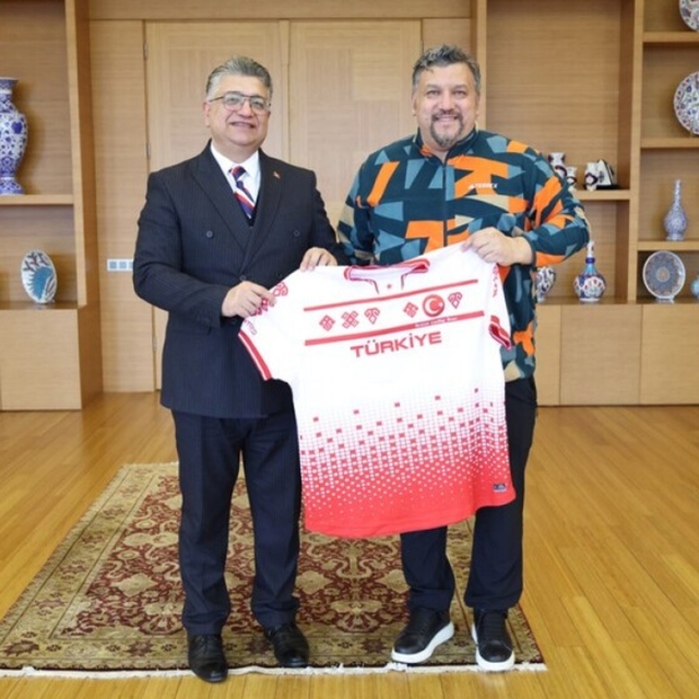 DPÜ Öğretim üyesi Mustafa Said Erzeybek, Kadın Curling Milli Takımı'nın tar...