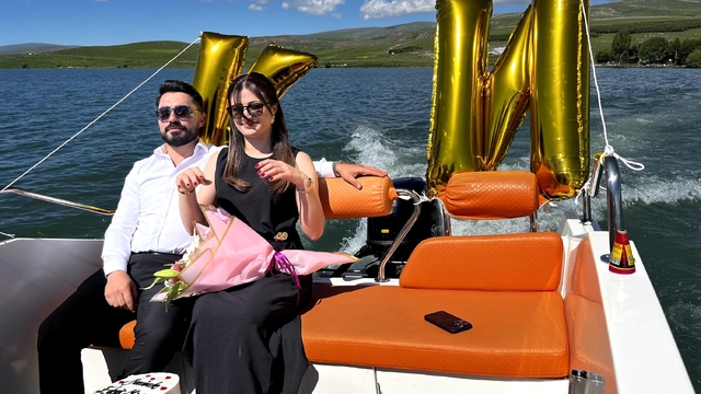 Çıldır Gölü'nde teknede evlilik teklifi