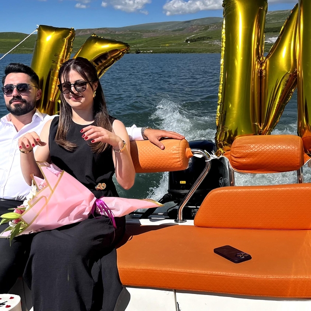 Çıldır Gölü'nde teknede evlilik teklifi