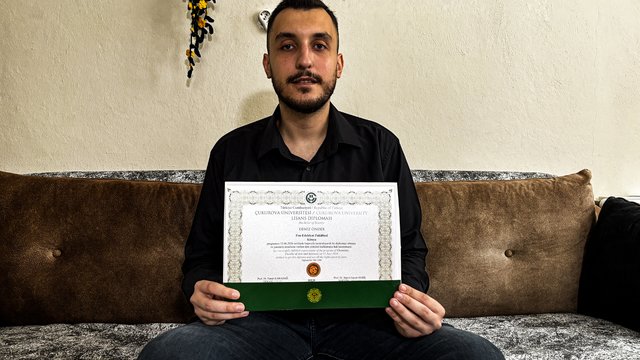 Kaza geçirip eğitimine ara veren Deniz, tedavi sonrası döndüğü okulunda fakülte birincisi oldu