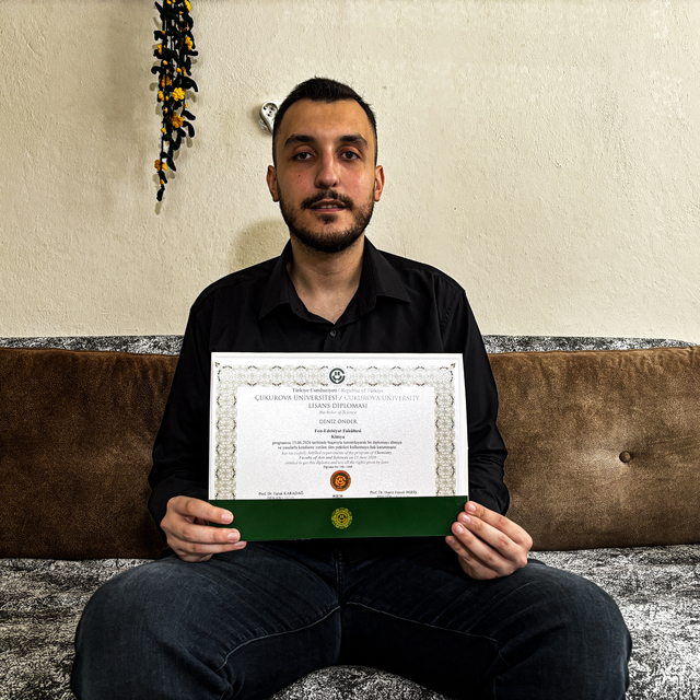 Kaza geçirip eğitimine ara veren Deniz, tedavi sonrası döndüğü okulunda fak...